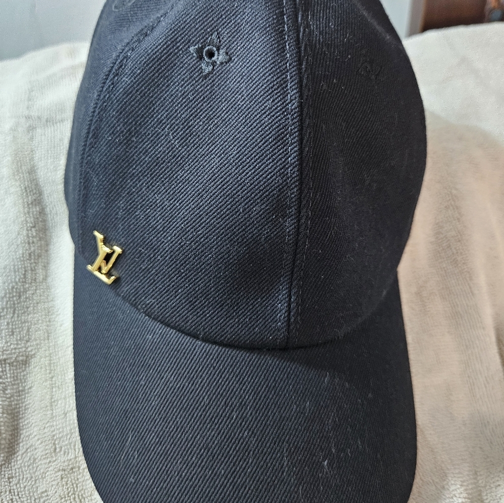 LV BLACK HAT - Picture 15 of 16